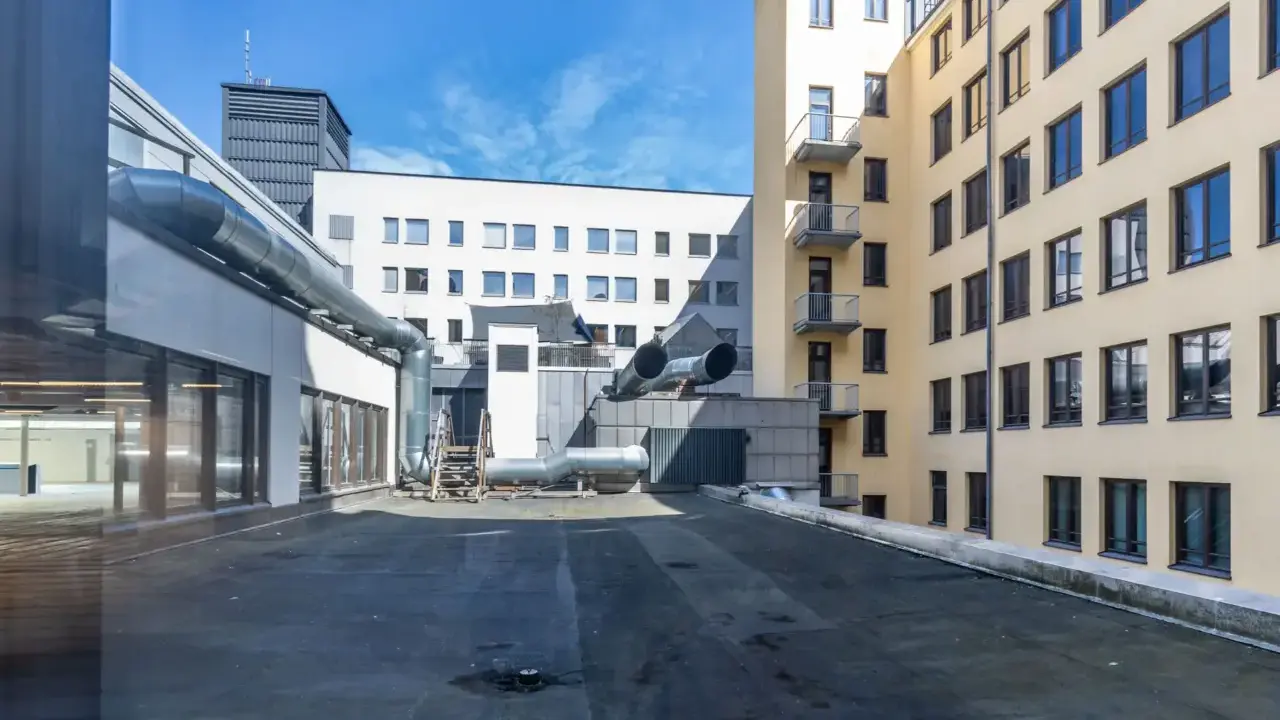 Kluuvi Offices kolmannen kerroksen kattotasanne, johon on suunniteltu terassi